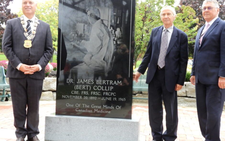 Mayor Mitch Panciuk, Richard Hughes, and Ian Sullivan unveil monument in honour of James Bertram Collip in Belleville, Ontario  (Photo: Quinte News)